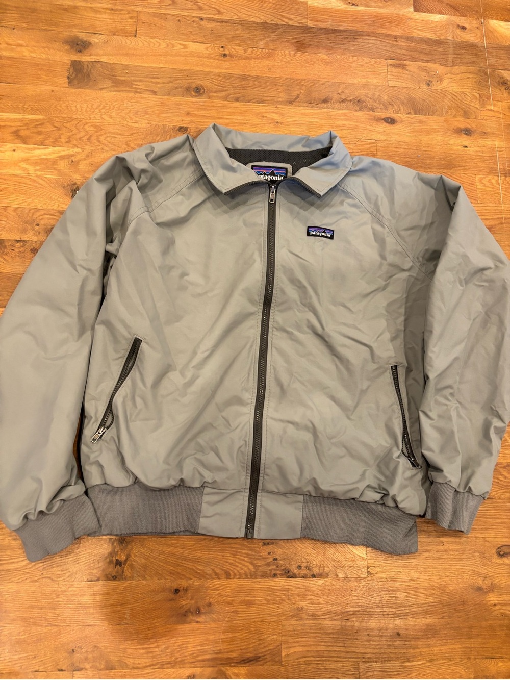Patagonia Men's Jacket in Light Gray with Zip Front